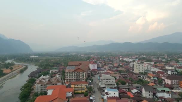 Krásné Letecké Panorama Vang Vieng Paraglidisty Létající Nad Městem — Stock video