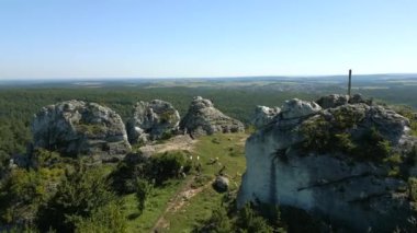 Sersemletici yeşil dağlık arazi ve otlayan keçiler..