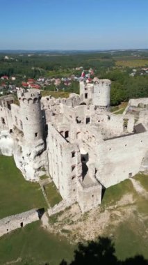 Güneşli bir günde Polonya 'da bir tepedeki ortaçağ şatosunun havadan görünüşü.