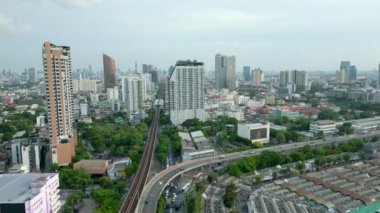 Bangkok, Tayland 'da Chatuchak Pazarı yakınlarındaki BTS Skytrain ve gökdelenlerin gökyüzü manzarası.