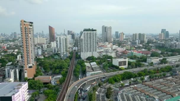 Vista Aérea Bts Skytrain Cerca Chatuchak Market Autopista Rascacielos Bangkok — Vídeos de Stock