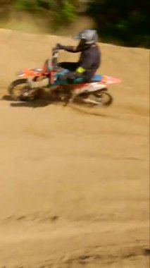 Motokros yolunda bir sürü sürücü var. Yüksek hız.