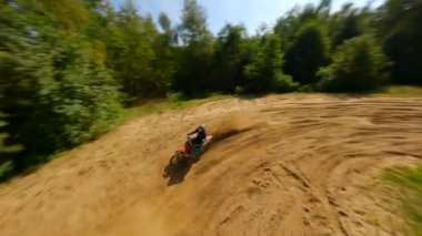 Motokros yolunda bir sürü sürücü var. Hız Çizgisi.