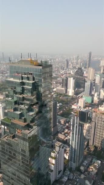 バンコクのガラスモダンな高層ビルの素晴らしいクローズアップビュー — ストック動画