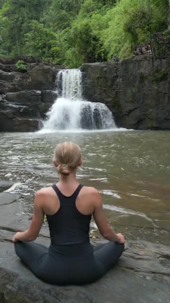 Mooie Jonge Vrouw Oefenen Meditatie Bij Een Waterval Het Regenwoud — Stockvideo