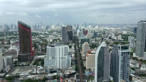 Bts Skytrain Tayland Şehir Merkezindeki Gökdelenlerin Hava Görüntüsü — Stok video