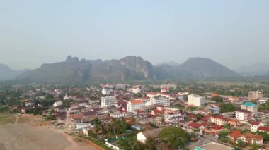 Lao 'da bir turizm şehri olan Vang Vieng' in gökyüzü manzarası.
