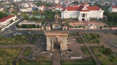 Laos 'un başkenti Vientiane' in şehir merkezinin havadan görünüşü.