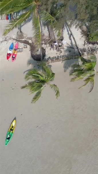 Vista Panorámica Una Playa Tropical Arena Blanca Con Palmeras Kayak — Vídeos de Stock