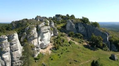 Yazın kayalık yeşil dağların güzel manzarası.