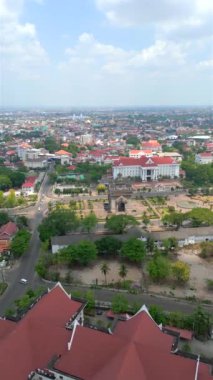 Laos 'un başkenti Vientiane' in havadan görünüşü. Dikey video.