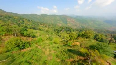 Chiang Rai 'deki Kuzey Tayland' ın güzel dağ manzaraları dinamik FPV insansız hava aracı perspektifinden.