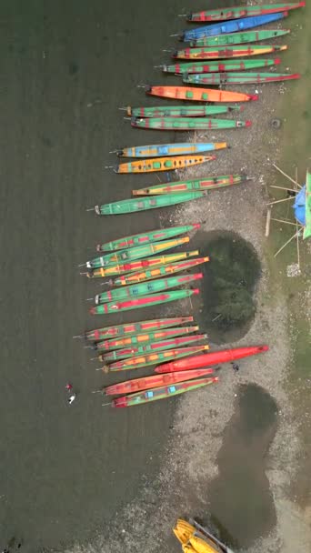 ラオス ヴァンヴィエン川岸の伝統的なカラフルなボートのトップビュー — ストック動画
