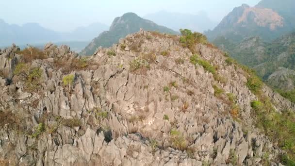 Luftaufnahmen Von Felsigen Gipfeln Der Gebirgsketten Vang Vieng Laos — Stockvideo