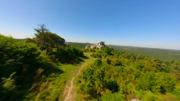 Niesamowite Zielone Wyżyny Wapiennych Skał Drona Fpv — Wideo stockowe