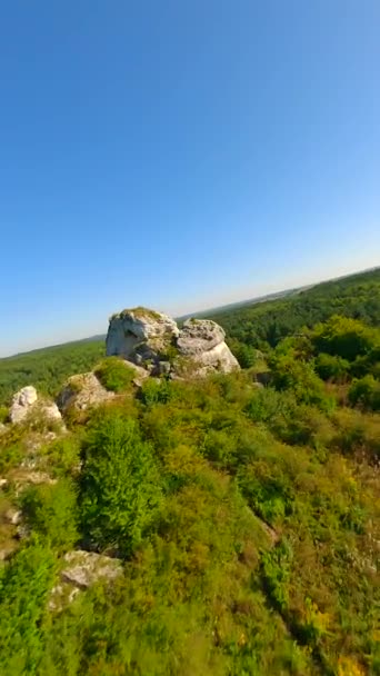 Fpvドローンによる石灰岩の驚くべき緑の高地 — ストック動画