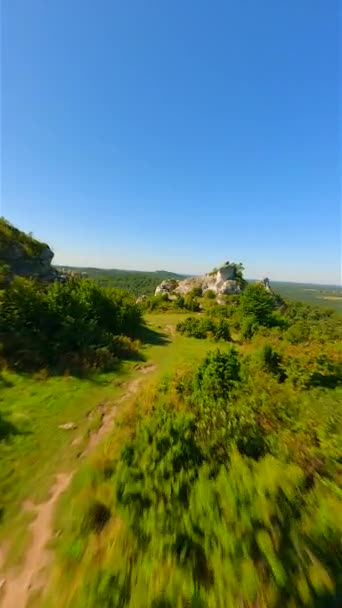 Verbazingwekkende Groene Hooglanden Van Kalksteen Rotsen Door Fpv Drone — Stockvideo