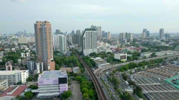 Vista Aérea Bts Skytrain Cerca Chatuchak Market Autopista Rascacielos Bangkok — Vídeos de Stock
