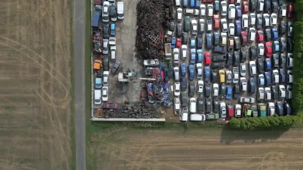 Вид Зверху Кран Розбиває Металеві Автомобілі Сміттєвому Заводі — стокове відео