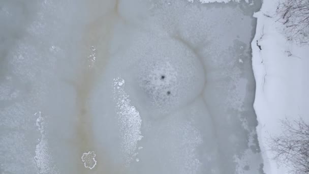Верхний Вид Ледяной Реки Холодную Зиму — стоковое видео