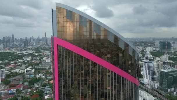 Vista Close Incrível Fachada Vidro Arranha Céu Moderno Com Horizonte — Vídeo de Stock