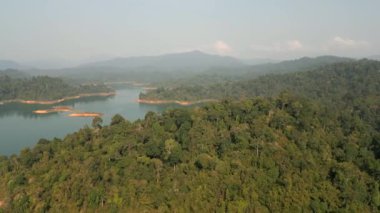 Khao Sok, Tayland 'daki Çiğneme Gölü' nün havadan görünüşü.