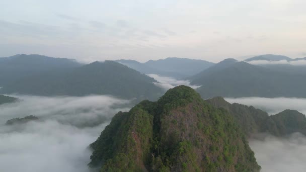 Luftaufnahme Einer Bewölkten Tropischen Bergkette Khao Sok Thailand — Stockvideo