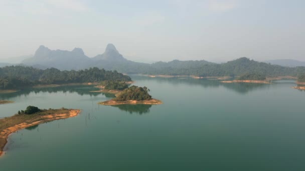 Αεροφωτογραφία Της Λίμνης Cheow Lan Στο Khao Sok Ταϊλάνδη — Αρχείο Βίντεο