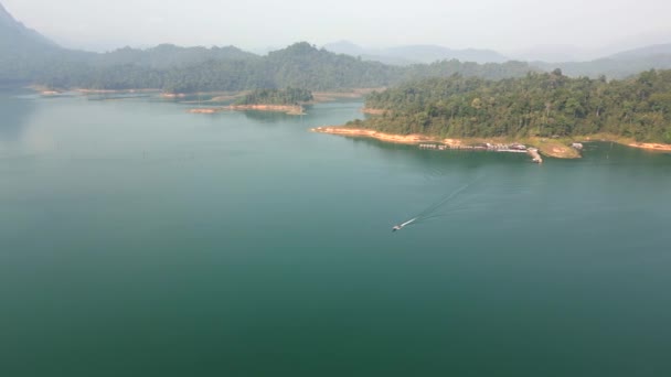 มมองทางอากาศของเร อและบ งกะโลลอยน าบนทะเลสาบเช ยวหลานในเขาซอก ประเทศไทย — วีดีโอสต็อก
