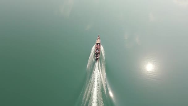 Αεροφωτογραφία Του Ταξιδιού Πλοίο Στη Λίμνη Cheow Lan Στο Khao — Αρχείο Βίντεο