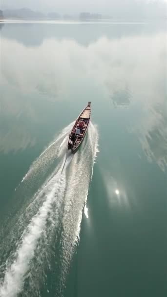 Vista Aérea Passeio Barco Lago Cheow Lan Khao Sok Tailândia — Vídeo de Stock