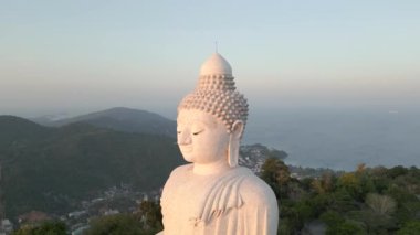 Phuket, Tayland 'da gün doğumunda Büyük Buda heykelinin havadan görünüşü.
