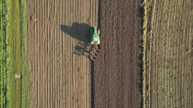 Tarlada traktör sürüşünün en üst görüntüsü.