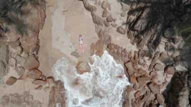 Tropik bir deniz kıyısında bikinili bir kadının manzarası..