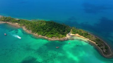 Tayland 'da gözlerden uzak küçük bir tropik adanın havadan görünüşü.