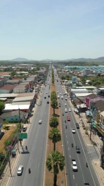 Tayland 'ın Phuket Adası' ndaki yol trafiğinin hava görüntüsü.