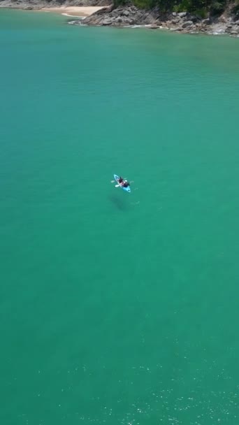 Vista Aérea Dos Kayakers Mar Azul Turquesa Exótico Tailândia — Vídeo de Stock