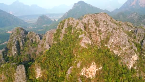 Luftaufnahmen Von Felsigen Gipfeln Der Gebirgsketten Vang Vieng Laos — Stockvideo