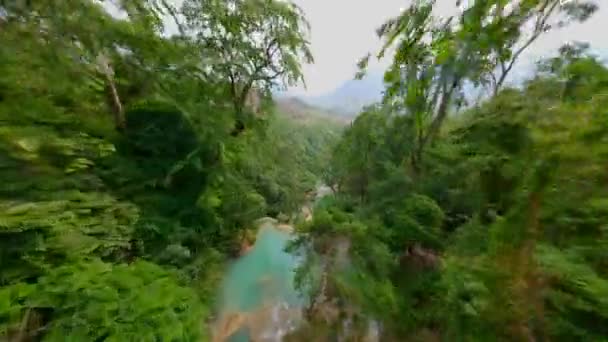 Dynamisk Fpv Drönare Flygning Över Tropiska Kuang Vattenfall Laos — Stockvideo