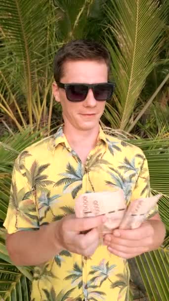 Vit Man Svarta Solglasögon Och Gul Tropisk Skjorta Räknar Thai — Stockvideo