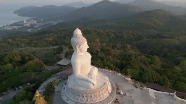 Phuket, Tayland 'da gün doğumunda Büyük Buda heykelinin havadan görünüşü.