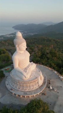 Phuket, Tayland 'da gün doğumunda Büyük Buda heykelinin havadan görünüşü.