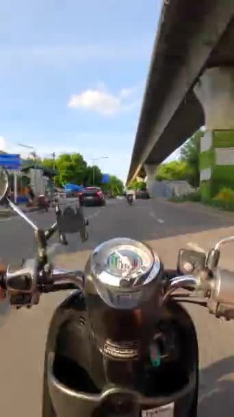 Hyperlapse Motorradfahren Straßenverkehr Neben Dem Bts Skytrain Bangkok Thailand Pov — Stockvideo