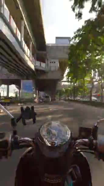 泰国曼谷Bts空中列车旁边的公路交通中摩托车超载 Pov — 图库视频影像