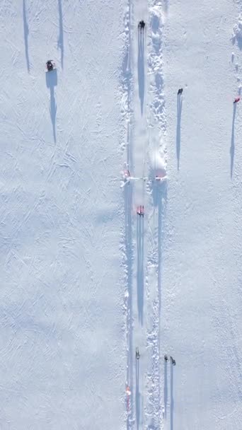 Vista Superior Esquiadores Snowboarders Esquiando Uma Encosta Neve Com Teleférico — Vídeo de Stock