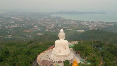 Büyük Buda heykelinin havadan görünüşü ve Tayland, Phuket 'teki tatil beldeleri.