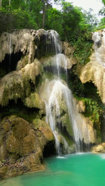 Bela Cachoeira Tropical Floresta Tropical Laos Close — Vídeo de Stock