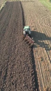 Tarladaki traktör tarlasının havadan görünüşü.