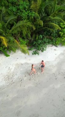 Mutlu romantik çift tropik bir sahilde eğleniyor..