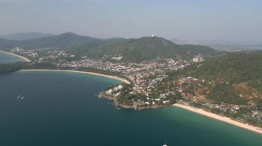 Tayland, Phuket 'teki turistik tatil beldeleriyle kıyı şeridinin havadan görüntüsü..